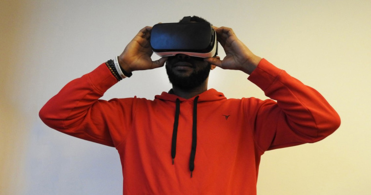 Virtual Reality Teknologi Masa Depan - Pengguna Menggunakan Headset VR