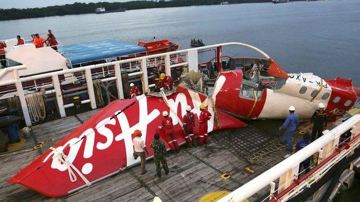 Ilustrasi Kecelakaan Penerbangan Air Asia QZ8501 - Pesawat Terbang di Atas Laut